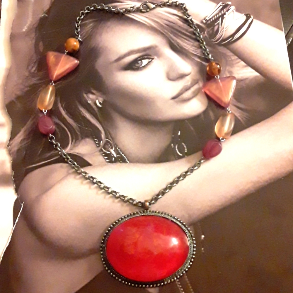 STATEMENT NECKLACE